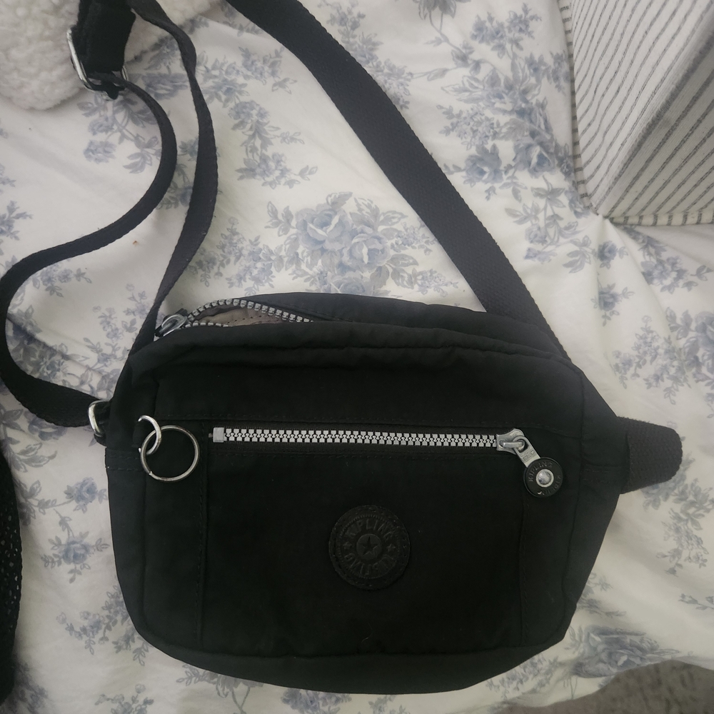 Kipling Black Crossbody Bag with Adjustable Strap and Sleek Design